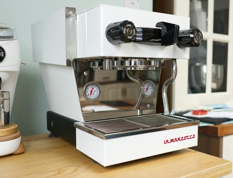 La Marzocco Linea Mini in Weiß auf einer Küchenarbeitsplatte